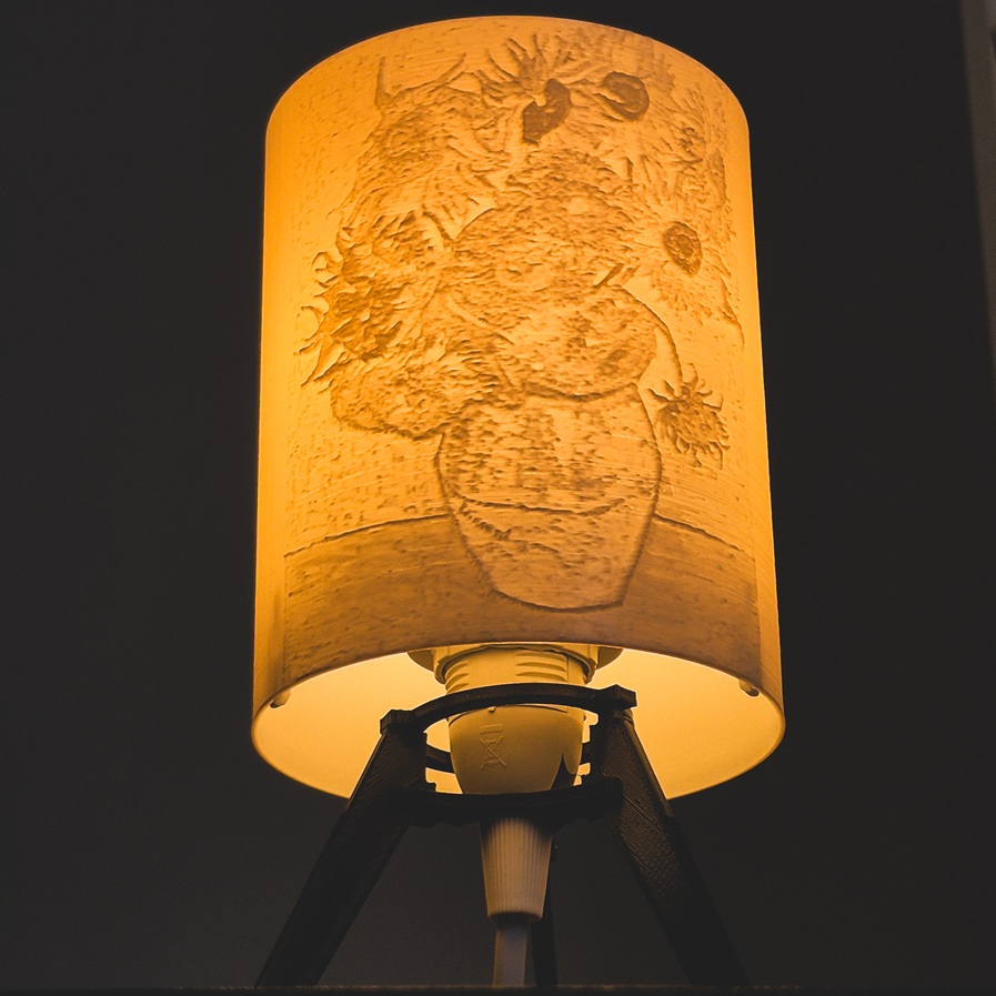 Ručně vyráběná stolní lampa lithophane Serah stínidlo