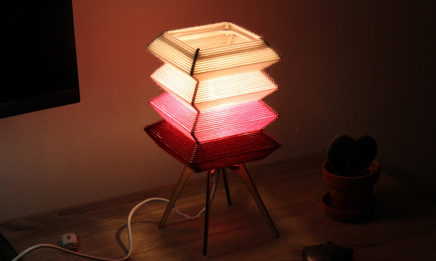 Barevná stolní lampa