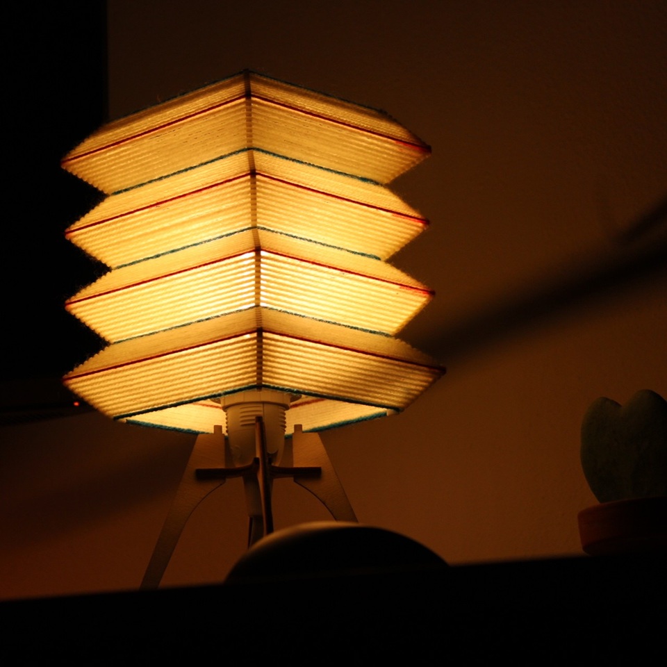 Stolní lampa Lampygon s barevným opletením