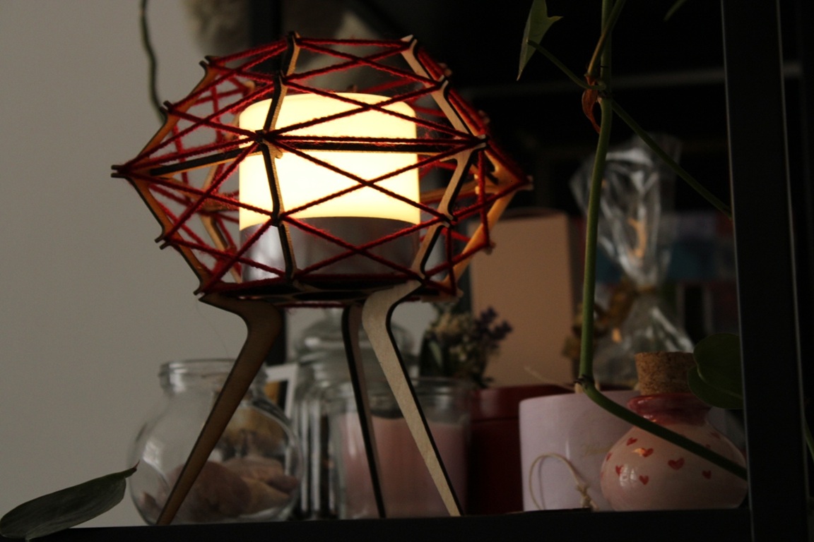 Stolní lampa Lampygon s barevným opletem