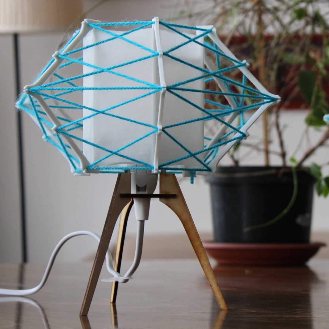 Stolní lampa Efraim modrá dřevěný rám