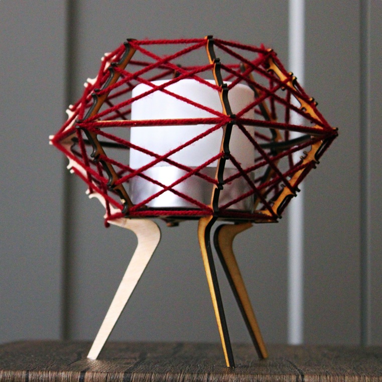 Bezdrátová lampa Efraim bordó červená dřevěný rám