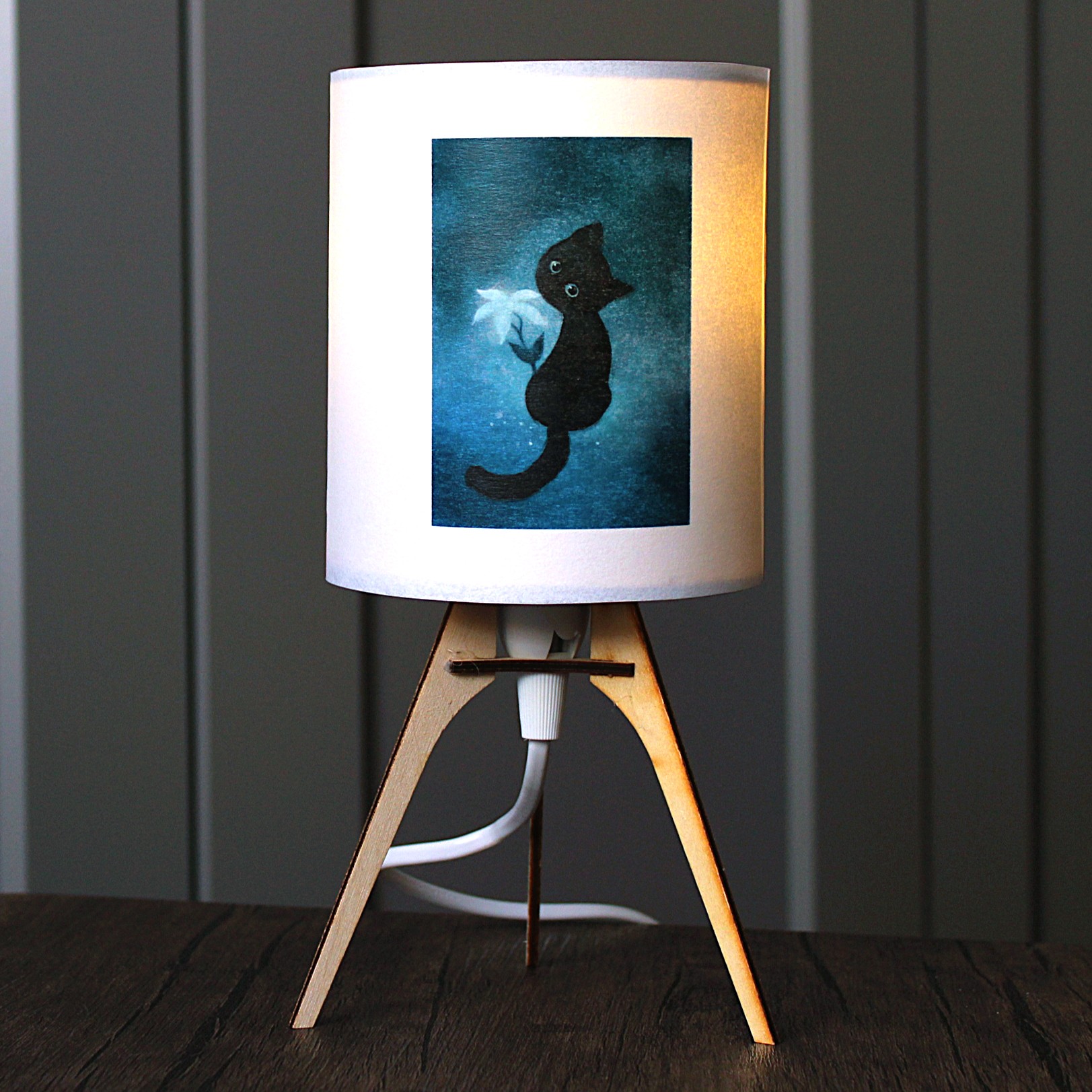 Ručně vyráběná stolní lampa Serah s vlastním potiskem